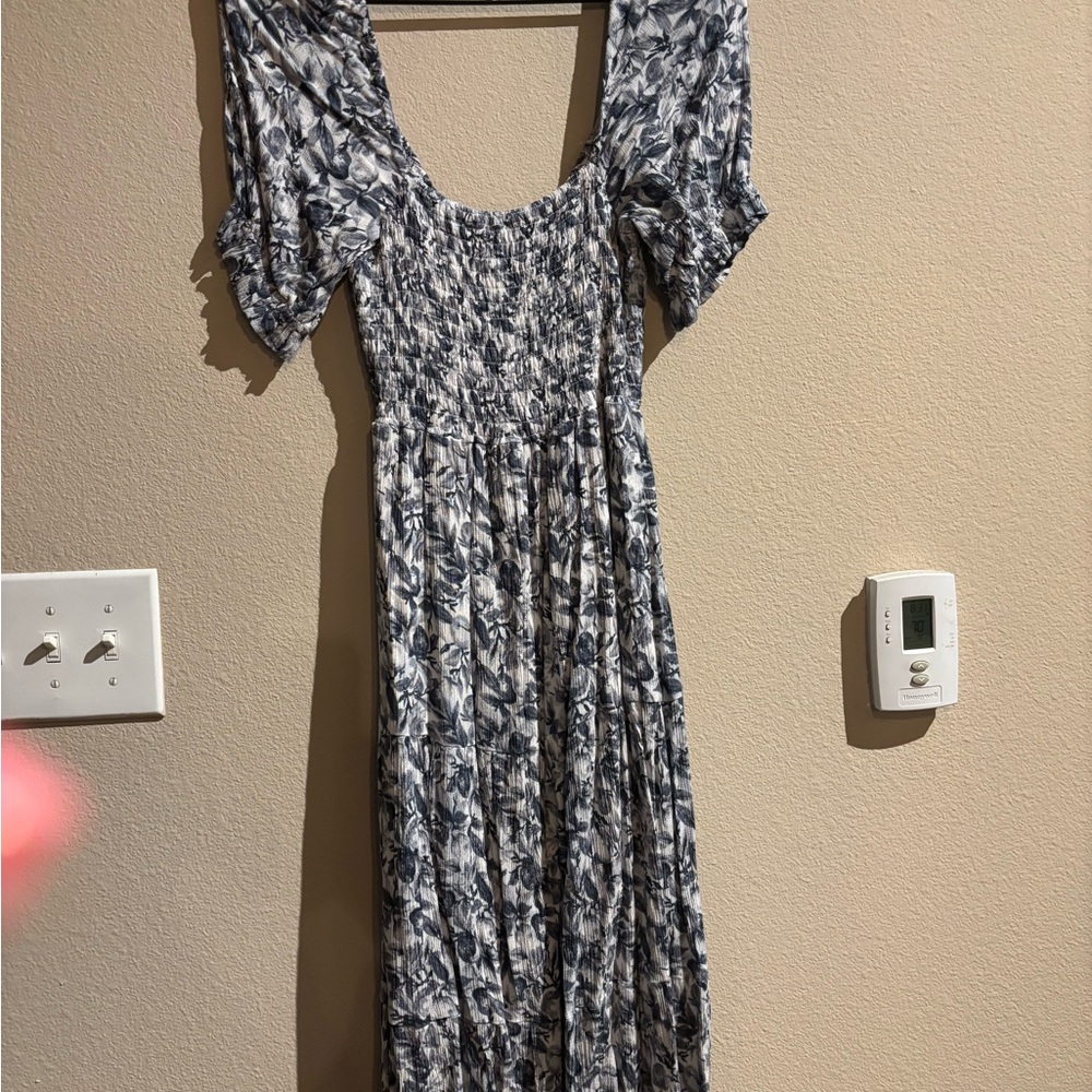 Abercrombie & Fitch Short Puff Sleeve Smocked Midi Dress - Picture 6 of 9